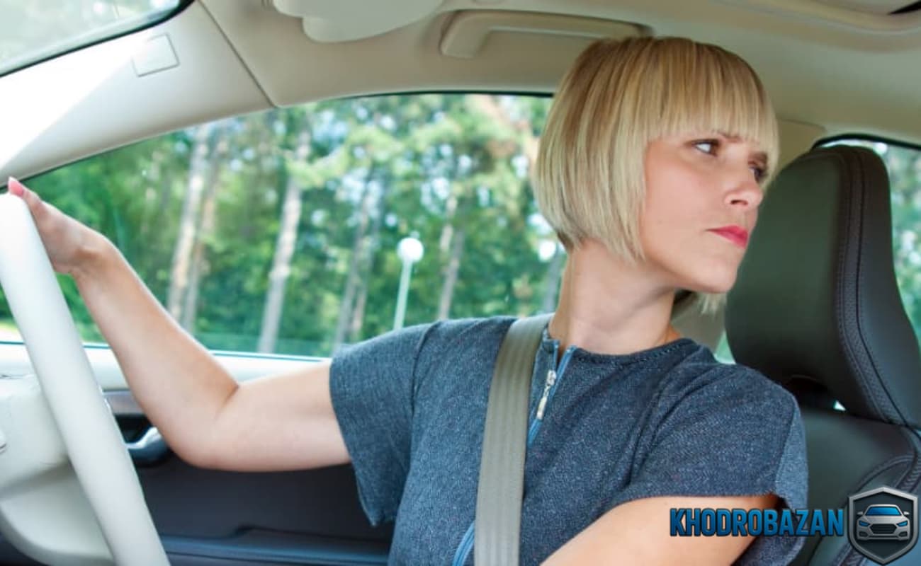 نکات حرفه‌ای رانندگان باتجربه برای کنترل دقیق فرمان در دنده عقب