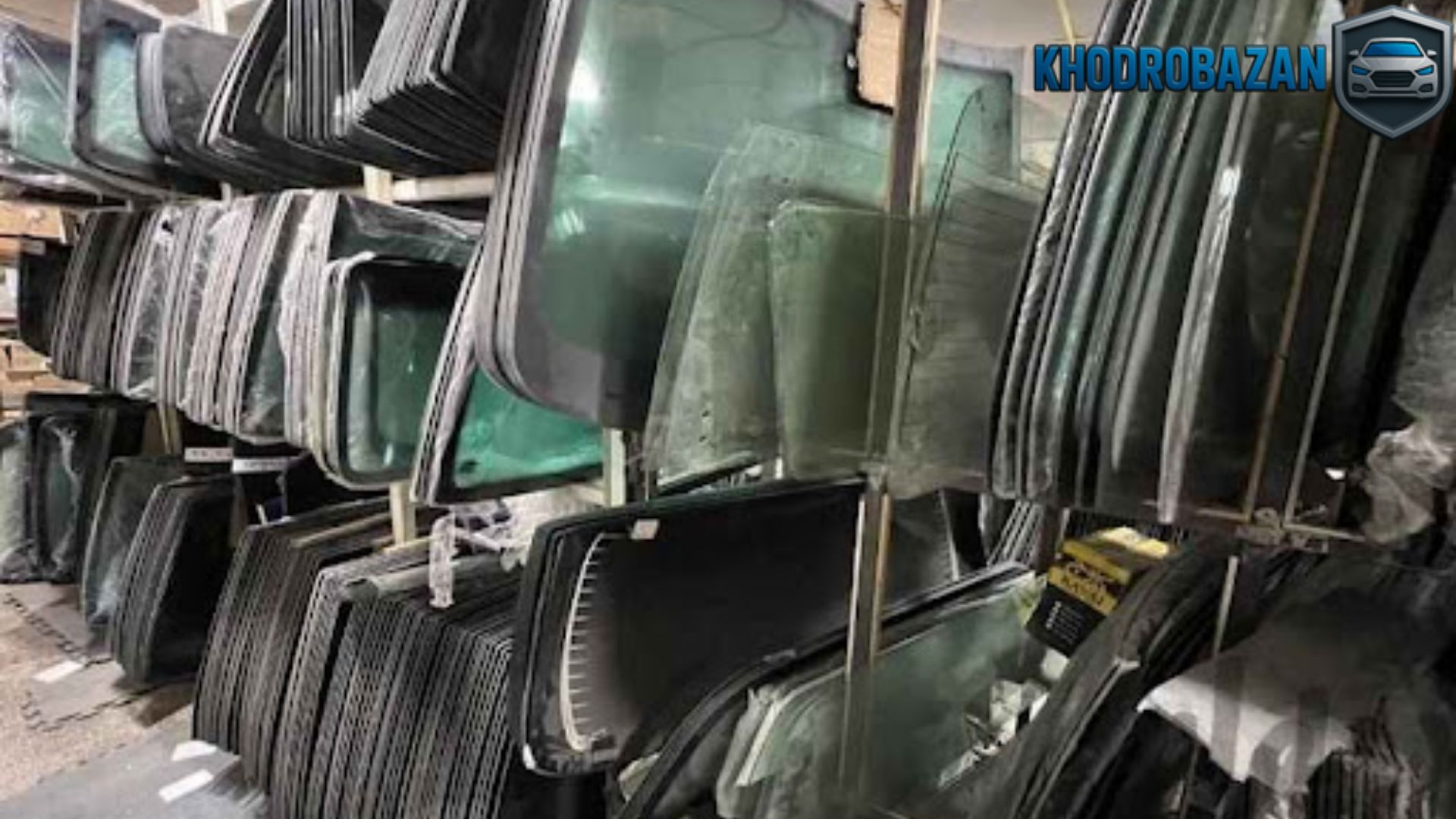 تفاوت شیشه فابریک و غیرفابریک در تعویض پس از شکستن شیشه عقب پراید